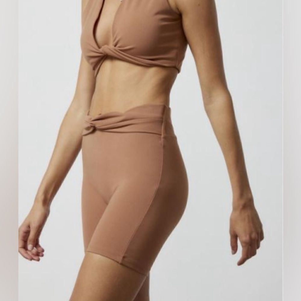 New Le Ore x UO twist front bike shorts. XS